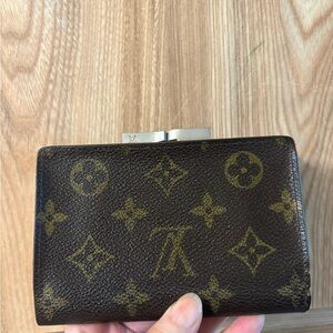 Auth Louis Vuitton kisslock wallet